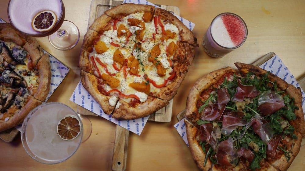 Piano bar pizzas