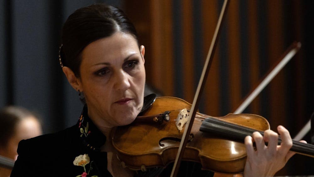 Sarah Curro playing her violin live